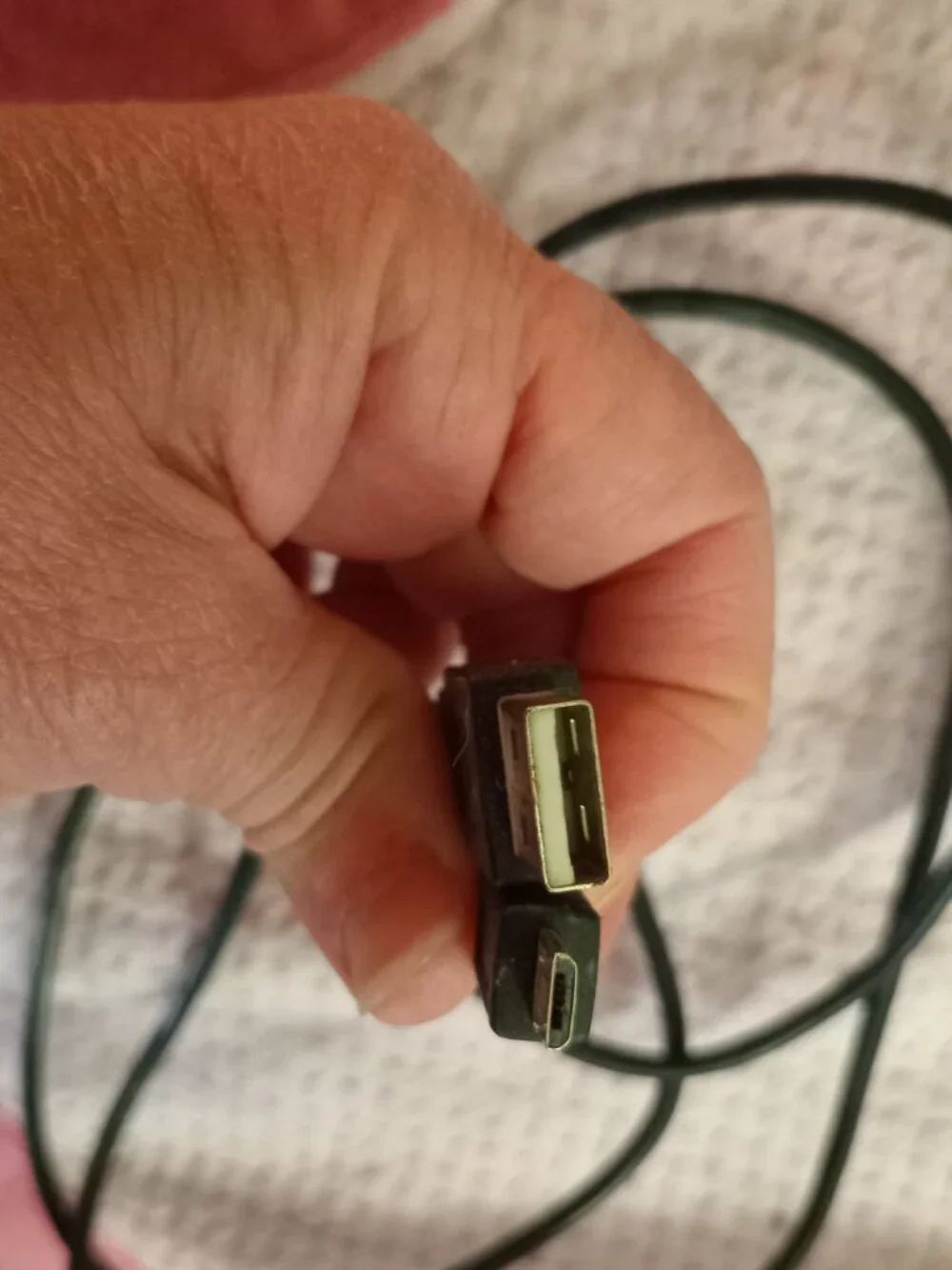 VARIOUS PRE-OWNED CABLES INCL. LAN, ETHERNET & USB CABLES FOR DATA TRANSFER